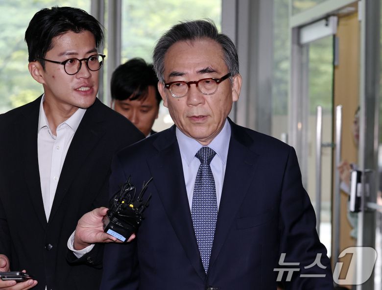 조태열 전 외교부 장관이 24일 오전 피의자 신분으로 조사를 받기 위해 서울 서초구 순직해병특별검사팀 사무실에 출석하고 있다. 2025.9.24/뉴스1 ⓒ News1 구윤성 기자