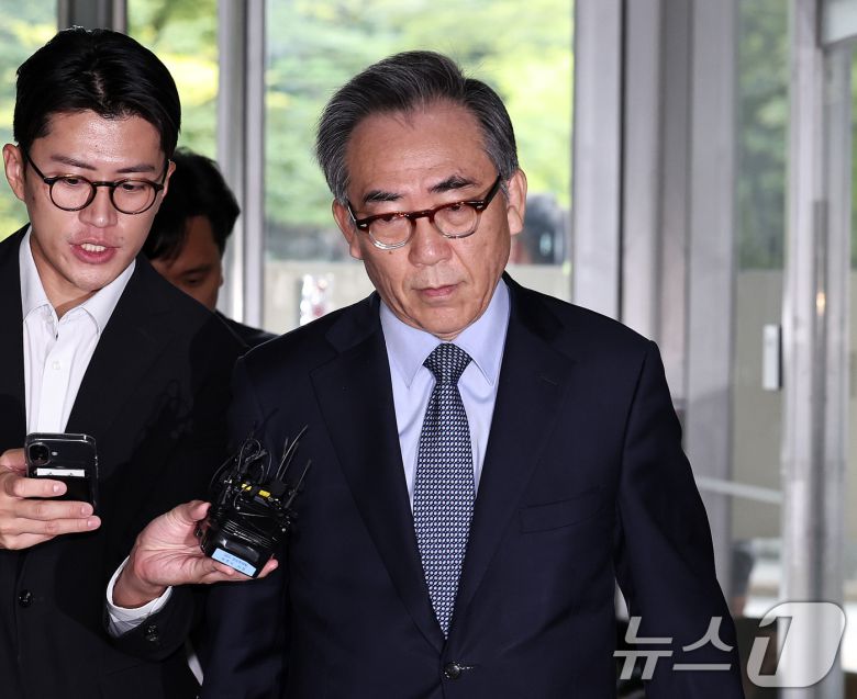 조태열 전 외교부 장관이 24일 오전 피의자 신분으로 조사를 받기 위해 서울 서초구 순직해병특별검사팀 사무실에 출석하고 있다. 2025.9.24/뉴스1 ⓒ News1 구윤성 기자