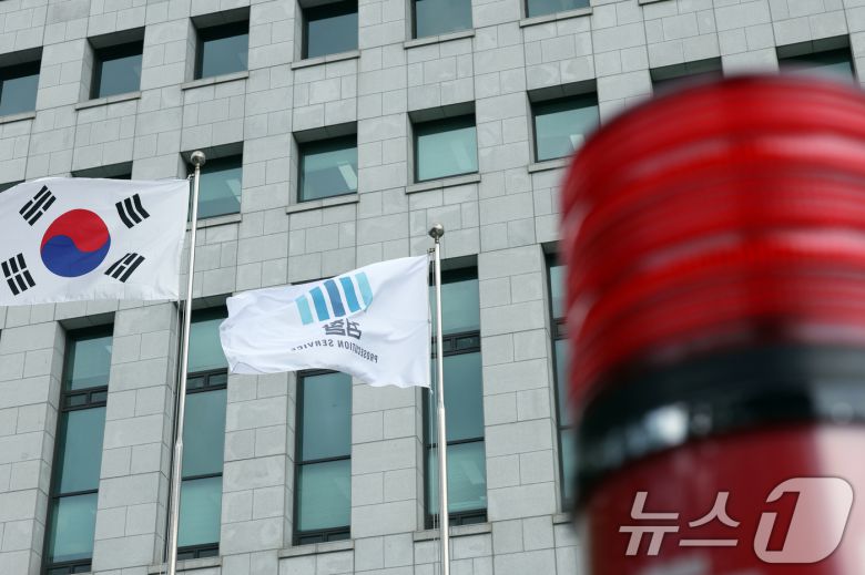 12·3 비상계엄' 관련 내란·외환 의혹을 수사하는 내란 특검팀(특별검사 조은석)이 법무부와 대검찰청 등에 대한 압수수색을 진행하고 있다고 밝힌 25일 오전 서울 서초구 서초동 대검찰청에서 검찰 깃발이 바람에 휘날리고 있다. 내란 특검팀은 이날 오전 9시 30분부터 법무부, 대검찰청, 서울구치소, 박성재 전 법무부 장관 자택을 비롯해 심우정 전 검찰총장과 검찰총장실도 압수수색 대상에 포함됐다고 밝혔다. 2025.8.25/뉴스1 ⓒ News1 박정호 기자