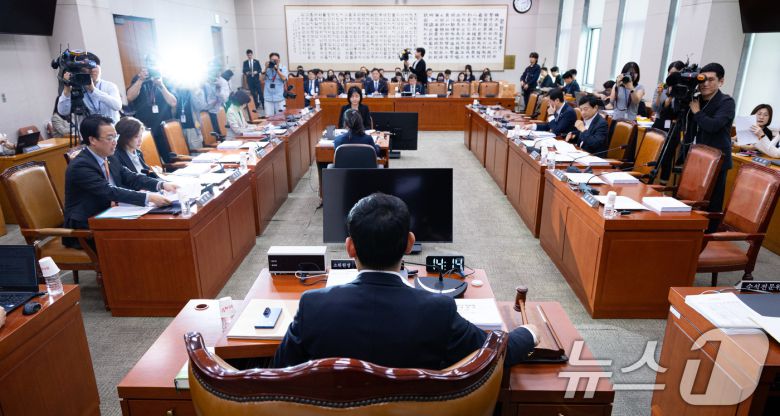 김용민 국회 법제사법위원회 법안심사제1소위원장이 23일 서울 여의도 국회에서 열린 제429회 국회(정기회) 법제사법위원회 제4차 법안심사제1소위원회에서 의사봉을 두드리고 있다. 2025.9.23/뉴스1 ⓒ News1 유승관 기자