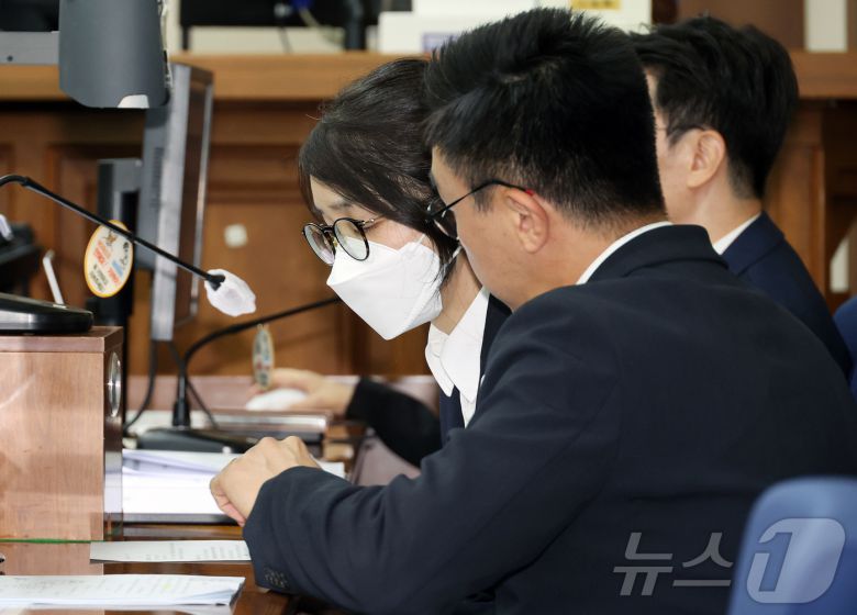 도이치모터스 주가조작과 명태균 공천개입, 통일교 청탁·뇌물 수수 의혹 혐의 등으로 구속기소 된 김건희 씨가 24일 서울 서초구 서울중앙지방법원에서 열린 첫 재판에 출석해 최지우 변호사와 이야기를 나누고 있다. 2025.9.24/뉴스1 ⓒ News1 사진공동취재단