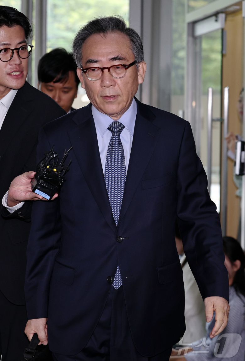 조태열 전 외교부 장관이 24일 오전 피의자 신분으로 조사를 받기 위해 서울 서초구 순직해병특별검사팀 사무실에 출석하고 있다. 2025.9.24/뉴스1 ⓒ News1 구윤성 기자