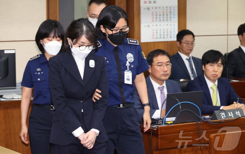 도이치모터스 주가조작과 명태균 공천개입, 통일교 청탁·뇌물 수수 의혹 혐의 등으로 구속 기소 된 김건희 여사가 24일 오후 서울 서초구 서울중앙지방법원에서 열린 첫 재판에 출석하고 있다. 2025.9.24/뉴스1 ⓒ News1 사진공동취재단