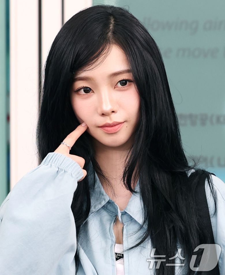 에스파 카리나가 해외 일정을 위해 24일 오전 인천국제공항을 통해 밀라노로 출국하기 전 볼 콕 포즈를 취하고 있다. ⓒ News1 권현진 기자