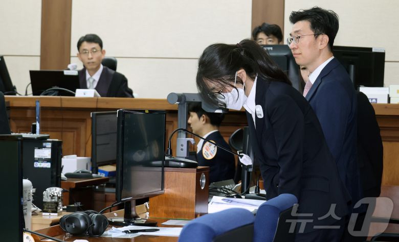 도이치모터스 주가조작과 명태균 공천개입, 통일교 청탁·뇌물 수수 의혹 혐의 등으로 구속기소 된 김건희 여사가 24일 서울 서초구 서울중앙지방법원에서 열린 첫 재판에 출석한 뒤 고개를 숙이고 있다. 2025.9.24/뉴스1 ⓒ News1 사진공동취재단