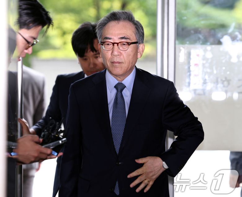 조태열 전 외교부 장관이 24일 오전 피의자 신분으로 조사를 받기 위해 서울 서초구 순직해병특별검사팀 사무실에 출석하고 있다. 2025.9.24/뉴스1 ⓒ News1 구윤성 기자