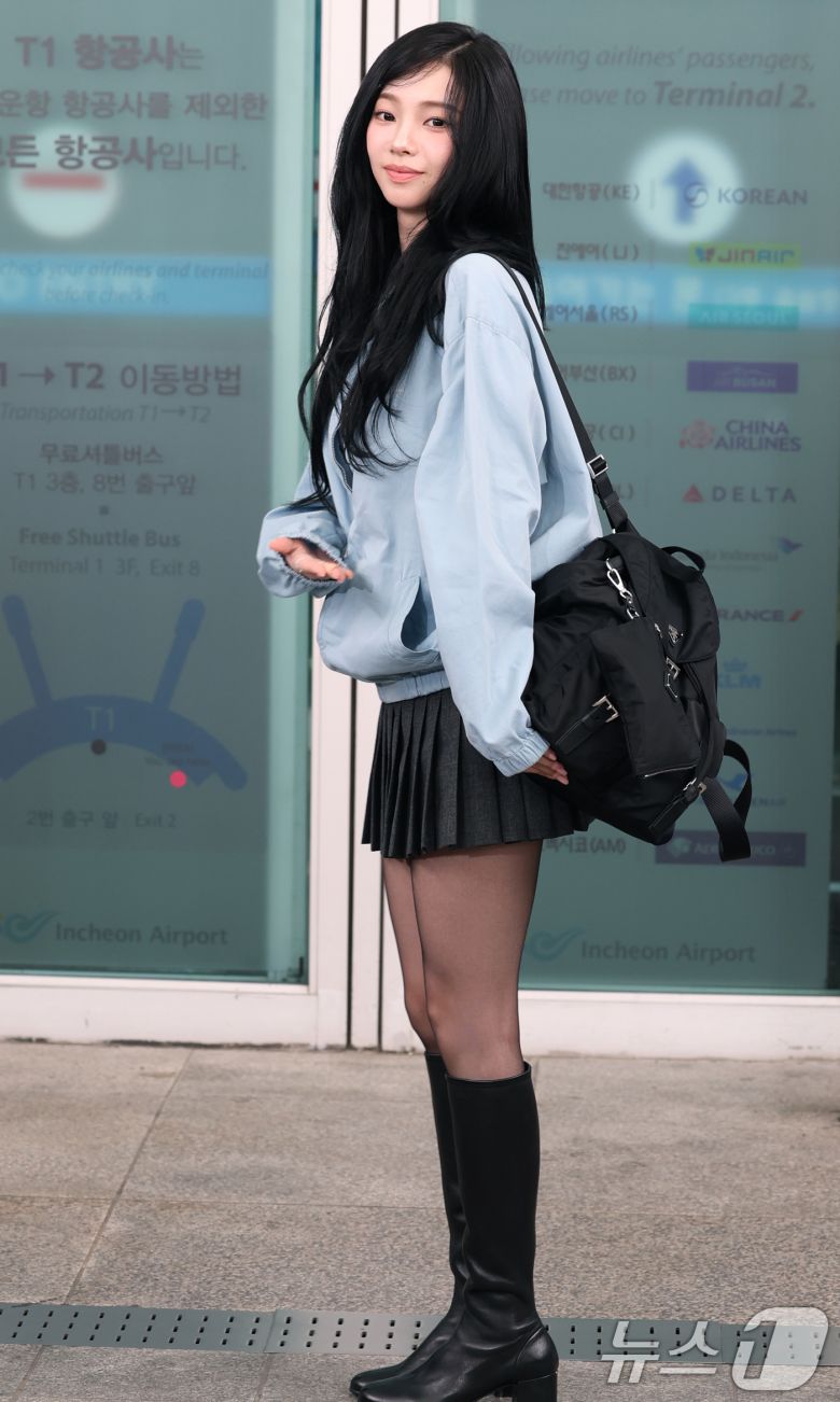 에스파 카리나가 해외 일정을 위해 24일 오전 인천국제공항을 통해 밀라노로 출국하기 전 포즈를 취하고 있다. ⓒ News1 권현진 기자