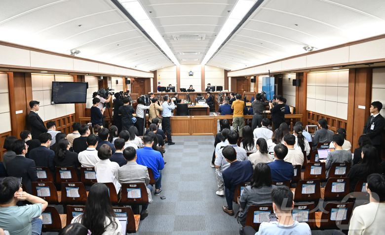 김건희 여사가 24일 서울 서초동 서울중앙지법에서 열린 김 여사의 특정범죄가중처벌법상 알선수재 및 자본시장법·정치자금법 위반 등 사건 첫 재판에 출석하고 있다. 2025.9.24/뉴스1 ⓒ News1 사진공동취재단