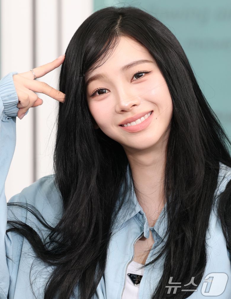 에스파 카리나가 해외 일정을 위해 24일 오전 인천국제공항을 통해 밀라노로 출국하기 전 인사를 하고 있다. ⓒ News1 권현진 기자