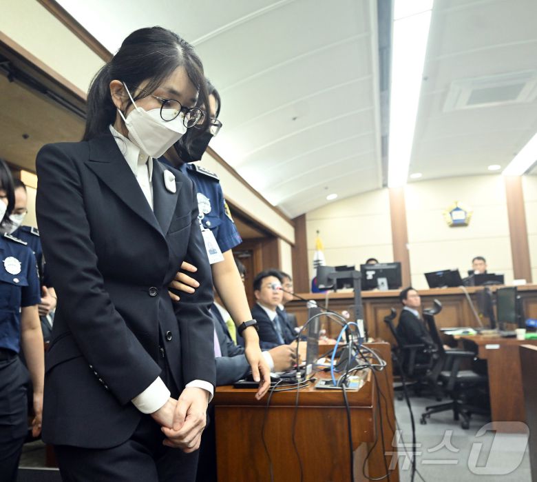 김건희 여사가 24일 서울 서초동 서울중앙지법에서 열린 김 여사의 특정범죄가중처벌법상 알선수재 및 자본시장법·정치자금법 위반 등 사건 첫 재판에 출석하고 있다. 2025.9.24/뉴스1 ⓒ News1 사진공동취재단