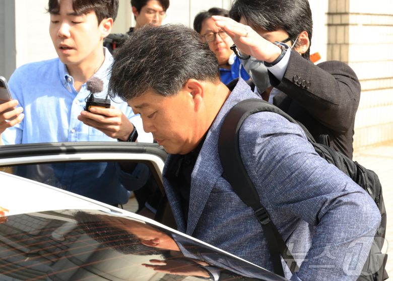 '건진법사' 전성배씨에게 지난 2022년 제8회 전국동시지방선거에서 공천을 청탁하고 금품을 건넨 혐의를 받는 박창욱 경북도의원이 지난 15일 오후 서울 서초구 서울중앙지방법원에서 열린 구속 전 피의자 심문(영장실질심사)을 마친 뒤 특검 차량에 타고 있다. (공동취재) 2025.9.15/뉴스1 ⓒ News1 김진환 기자