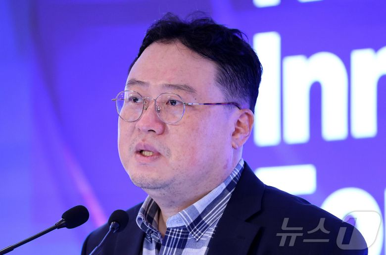 최재식 KAIST 김재철AI대학원 석좌교수가 25일 서울 소공동 롯데호텔에서 'AX 시대, 유통의 패러다임 전환'을 주제로 열린 '2025 뉴스1 미래유통혁신포럼(RFIF)'에서 강연을 하고 있다. 2025.9.25/뉴스1 ⓒ News1 박지혜 기자