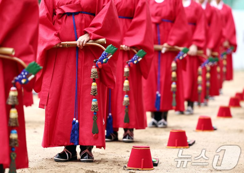 25일 오전 서울 종로구 성균관 비천당에서 열린 추기 석전(釋奠)대제에서 학생들이 팔일무를 준비하고 있다. 2025.9.25/뉴스1 ⓒ News1 구윤성 기자
