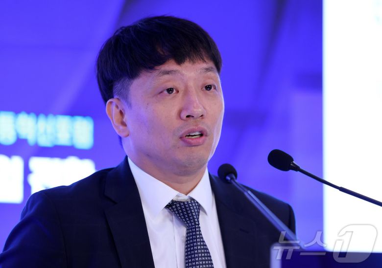 최이규 쿠팡 물류정책팀 상무가 25일 서울 소공동 롯데호텔에서 'AX 시대, 유통의 패러다임 전환'을 주제로 열린 '2025 뉴스1 미래유통혁신포럼(RFIF)'에서 강연을 하고 있다. 2025.9.25/뉴스1 ⓒ News1 박지혜 기자