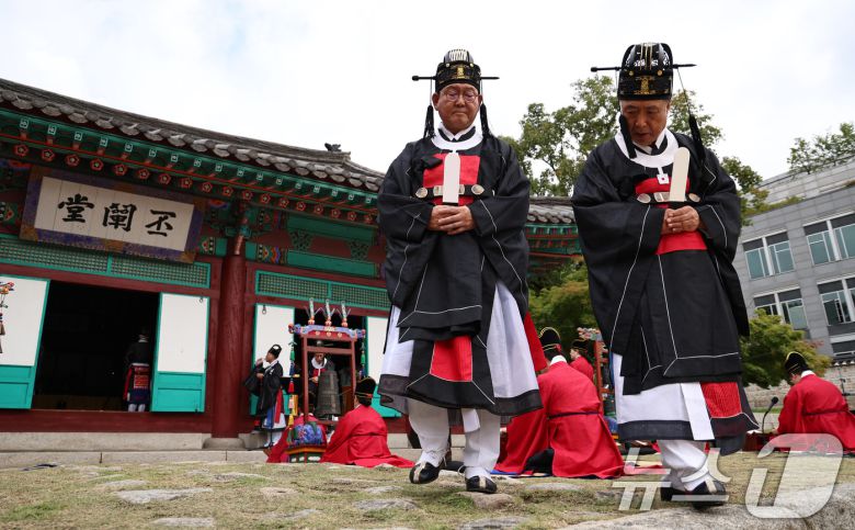 25일 오전 서울 종로구 성균관에서 열린 추기 석전(釋奠)대제에서 제관들이 비천당을 나서고 있다. 2025.9.25/뉴스1 ⓒ News1 구윤성 기자
