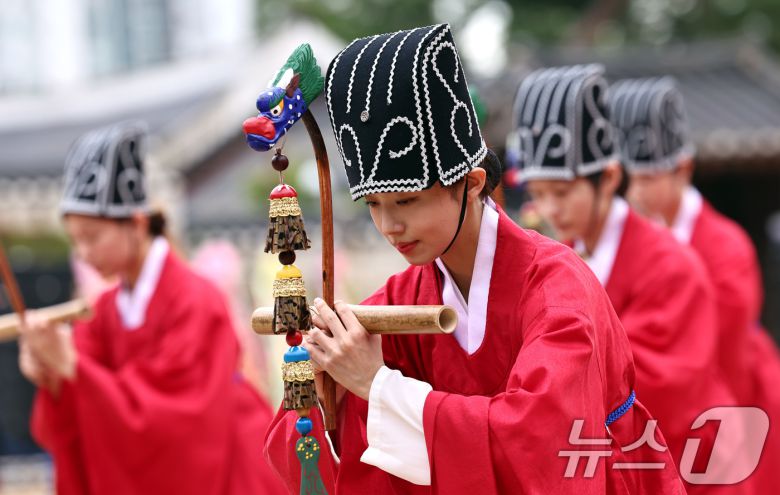 25일 오전 서울 종로구 성균관 비천당에서 열린 추기 석전(釋奠)대제에서 학생들이 팔일무를 추고 있다. 2025.9.25/뉴스1 ⓒ News1 구윤성 기자