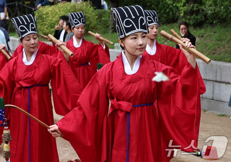 25일 오전 서울 종로구 성균관 비천당에서 열린 추기 석전(釋奠)대제에서 학생들이 팔일무를 추고 있다. 2025.9.25/뉴스1 ⓒ News1 구윤성 기자