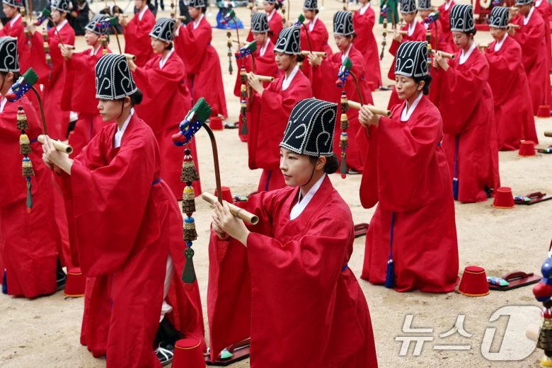 25일 오전 서울 종로구 성균관 비천당에서 열린 추기 석전(釋奠)대제에서 학생들이 팔일무를 추고 있다. 2025.9.25/뉴스1 ⓒ News1 구윤성 기자
