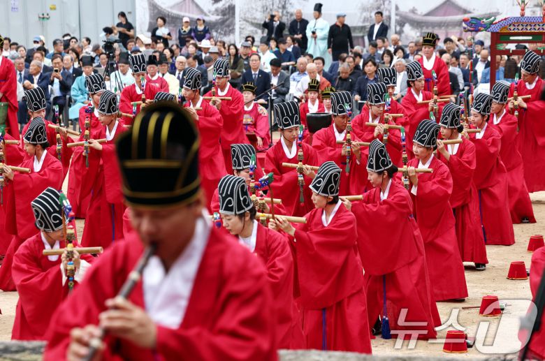 25일 오전 서울 종로구 성균관 비천당에서 열린 추기 석전(釋奠)대제에서 학생들이 팔일무를 추고 있다. 2025.9.25/뉴스1 ⓒ News1 구윤성 기자