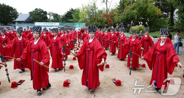 25일 오전 서울 종로구 성균관 비천당에서 열린 추기 석전(釋奠)대제에서 학생들이 팔일무를 추고 있다. 중요무형문화재 제85호로 지정된 석전의례는 성균관과 전국 향교에서 공자와 맹자 등 5현, 우리나라 18현 등 39위에게 악무(樂舞)와 함께 향을 사르고, 폐백과 술을 올리며 축문을 읽는 제사 의식이다. 2025.9.25/뉴스1 ⓒ News1 구윤성 기자