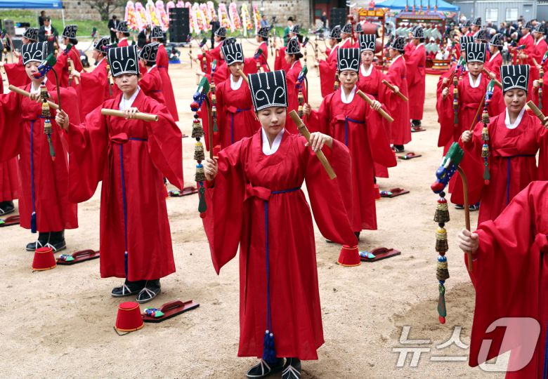 25일 오전 서울 종로구 성균관 비천당에서 열린 추기 석전(釋奠)대제에서 학생들이 팔일무를 추고 있다. 2025.9.25/뉴스1 ⓒ News1 구윤성 기자