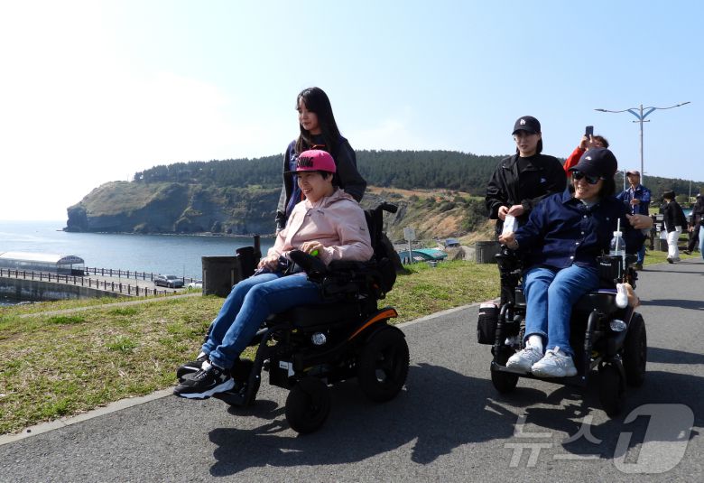 제주 서귀포시 제주올레 10코스에서  '2025 모두를 위한 제주, 열린관광 페스타(4월 7일~5월 6일)'의 일환으로 '제주 무장애 올레길 걷기 행사'가 열리고 있다. 2025.4.11/뉴스1 ⓒ News1 오미란 기자