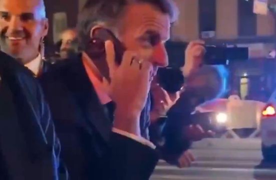 마크롱 대통령의 트럼프 대통려의 차량 행렬 때문에  통행을 저지당하자 트럼프 대통령과 통화하는 모습. <소셜미디어 엑스 @defensesignal>2025.09.22