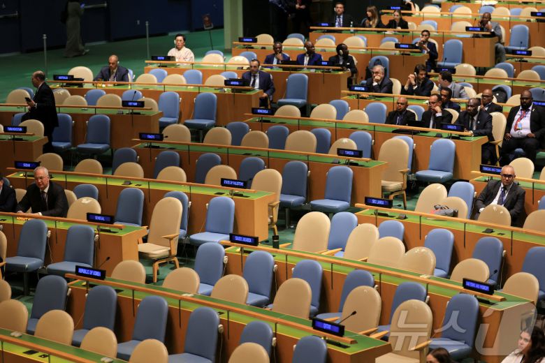 26일 베냐민 네타냐후 이스라엘 총리가 뉴욕 유엔본부에서 연설할 때 수백 명의 외교관들이 집단 퇴장했다. 2025.9.26 ⓒ 로이터=뉴스1 ⓒ News1 강민경 기자