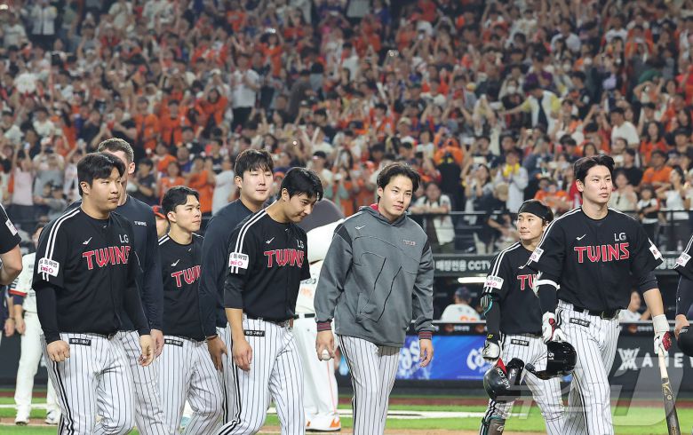 26일 오후 대전 한화생명 볼파크에서 열린 프로야구 '2025 신한 SOL뱅크 KBO 리그' LG 트윈스와 한화 이글스의 경기, 1대4로 역전패 한 LG 선수들이 아쉬운 표정을 지으며 그라운드를 빠져나가고 있다. 2025.9.26/뉴스1 ⓒ News1 김진환 기자