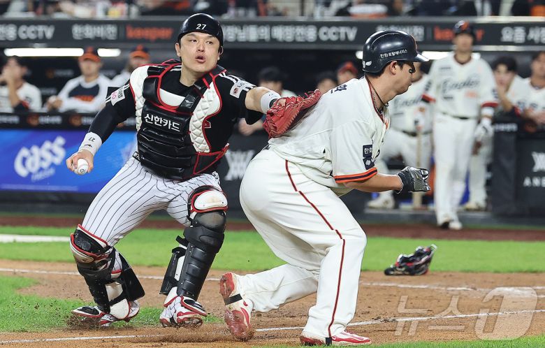 26일 오후 대전 한화생명 볼파크에서 열린 프로야구 '2025 신한 SOL뱅크 KBO 리그' LG 트윈스와 한화 이글스의 경기, 7회말 1사 주자 2,3루 한화 하주석의 번트 때 런다운에 걸렸던 3루 주자 노시환이 LG 박동원이 빈 글러브로 태그하는 바람에 득점에 성공하고 있다. 2025.9.26/뉴스1 ⓒ News1 김진환 기자