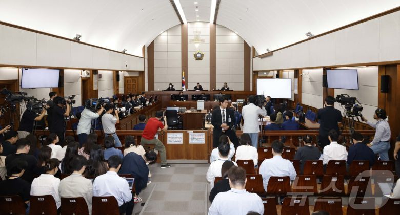 윤석열 전 대통령의 특수공무집행방해, 직권남용 권리행사방해 등 혐의 사건 첫 공판이 열린 26일 서울 서초구 서울중앙지법에서 백대현 부장판사가 발언하고 있다./뉴스1 ⓒ News1 사진공동취재단