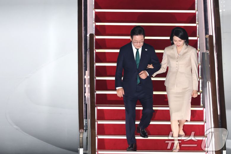 이재명 대통령과 김혜경 여사가 지난 26일 미국 뉴욕 유엔총회 일정을 마치고 경기도 성남 서울공항을 통해 귀국하고 있다. 2025.9.26/뉴스1 ⓒ News1 이광호 기자