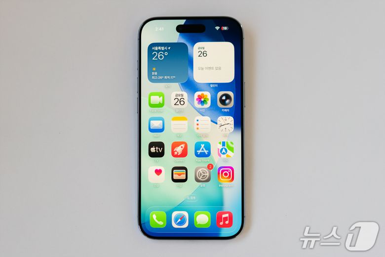 전면은 기존 '아이폰'과 큰 차이가 없다. 2025.9.26/뉴스1 ⓒ News1 이기범 기자
