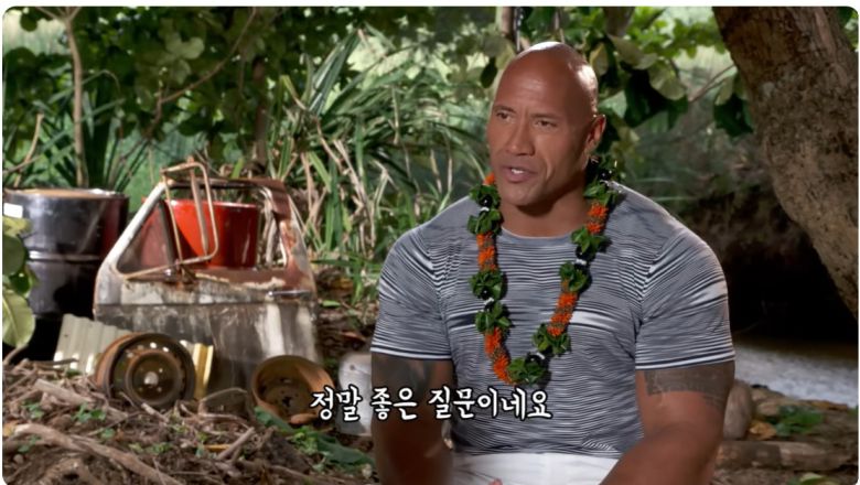 이승국과 인터뷰하는 배우 드웨인 존슨(이승국 유튜브 영상 캡처)