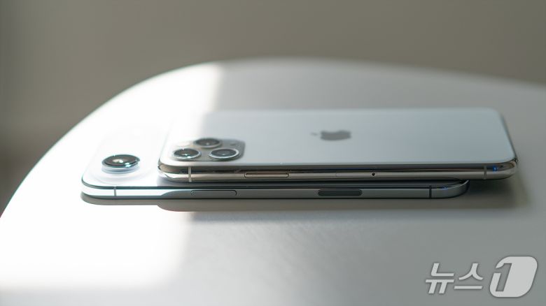 '인덕션 디자인'의 원조 '아이폰11 프로'(위)와 '플래토 디자인'을 처음 선보인 '아이폰 에어' 2025.9.26/뉴스1 ⓒ News1 이기범 기자