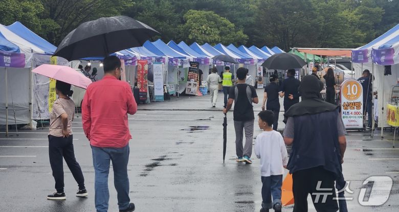 전주드론축구월드컵 마지막 날인 28일 전주월드컵경기장 광장 일대에서 관람객들이 푸드트럭과 체험부스를 돌아다니고 있다. 2025.9.28/뉴스1 신준수 기자