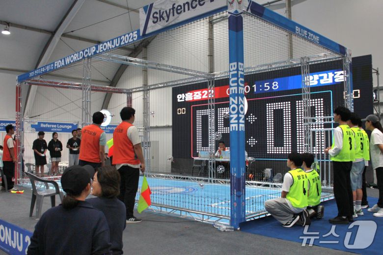 전주드론축구월드컵 마지막 날인 28일 전주월드컵경기장 광장 일대에서 '국토교통부장관기 추중고 드론축구대회'가 한창이다. 2025.9.28/뉴스1 신준수 기자