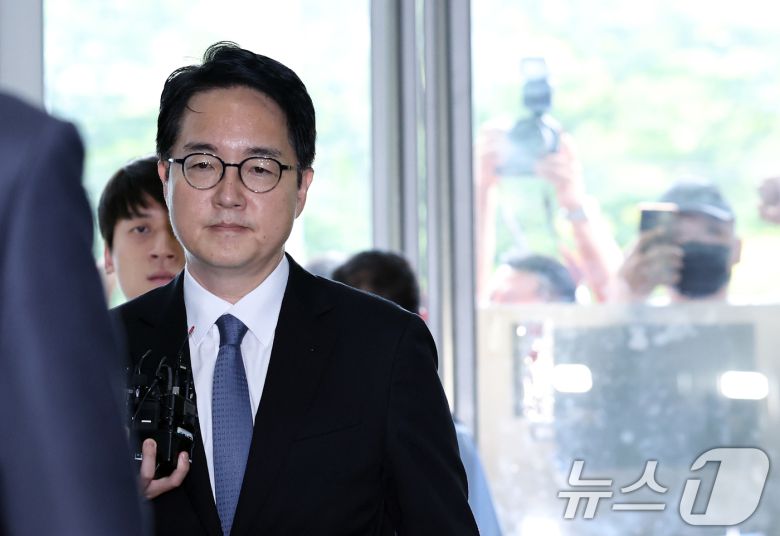 심우정 전 검찰총장이 30일 오전 서울 서초구 서초중앙로 해병대원 순직 사건 관련 의혹을 수사하는 순직해병특검팀(특별검사 이명현)으로 이종섭 호주대사 임명 및 도피성 출국 관련 피의자 신분으로 소환되고 있다. 2025.9.30/뉴스1 ⓒ News1 박정호 기자