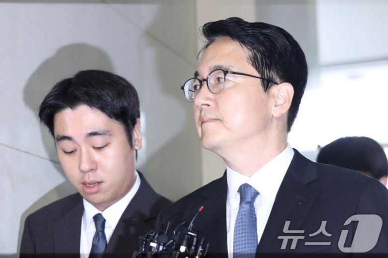 심우정 전 검찰총장이 30일 오전 서울 서초구 서초중앙로 해병대원 순직 사건 관련 의혹을 수사하는 순직해병특검팀(특별검사 이명현)으로 이종섭 호주대사 임명 및 도피성 출국 관련 피의자 신분으로 소환되고 있다. 2025.9.30/뉴스1 ⓒ News1 박정호 기자