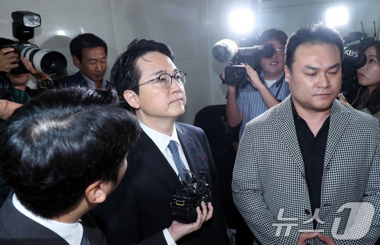 심우정 전 검찰총장이 30일 오전 서울 서초구 서초중앙로 해병대원 순직 사건 관련 의혹을 수사하는 순직해병특검팀(특별검사 이명현)으로 이종섭 호주대사 임명 및 도피성 출국 관련 피의자 신분으로 소환되고 있다. 2025.9.30/뉴스1 ⓒ News1 박정호 기자