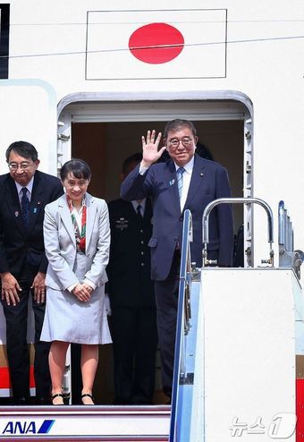 이시바 시게루 일본 총리(오른쪽)과 부인 요시코 여사가 30일 이재명 대통령과 정상회담을 위해 도쿄 하네다 공항에서 부산행 비행기에 탑승하고 있다. 2025.09.30. ⓒ AFP=뉴스1 ⓒ News1 윤다정 기자