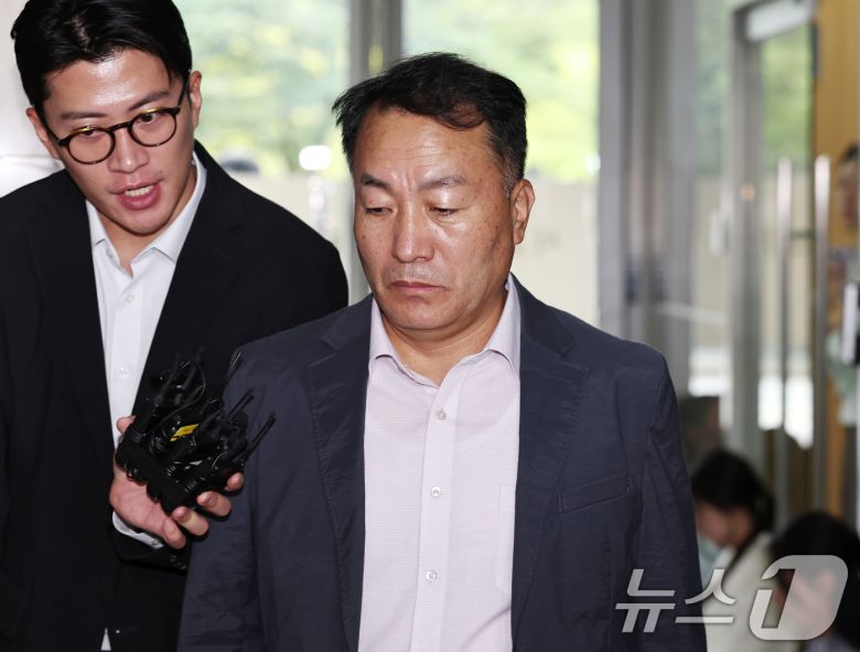 김계환 전 해병대사령관이 지난 24일 오전 피의자 신분으로 조사를 받기 위해 서울 서초구 순직해병특별검사팀 사무실에 출석했다. 2025.9.24/뉴스1 ⓒ News1 구윤성 기자