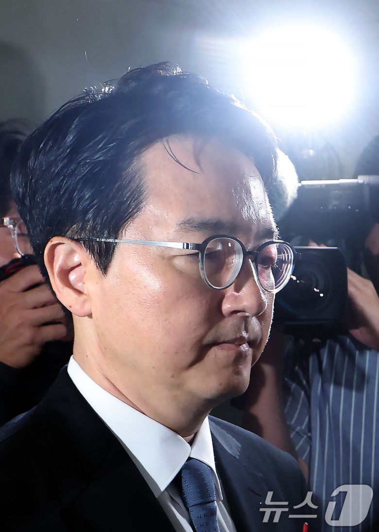 심우정 전 검찰총장이 30일 오전 서울 서초구 서초중앙로 해병대원 순직 사건 관련 의혹을 수사하는 순직해병특검팀(특별검사 이명현)으로 이종섭 호주대사 임명 및 도피성 출국 관련 피의자 신분으로 소환되고 있다. 2025.9.30/뉴스1 ⓒ News1 박정호 기자