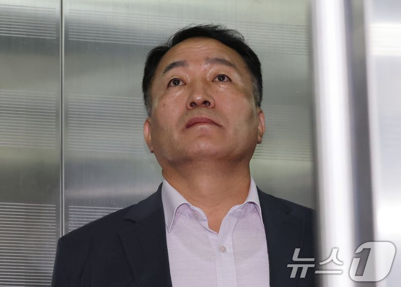 김계환 전 해병대 사령관이 1일 오전 서울 서초구 순직해병특검(특별검사 이명현) 사무실로 피의자 신분 9차 조사를 받기 위해 출석하고 있다. 2025.10.1/뉴스1 ⓒ News1 장수영 기자