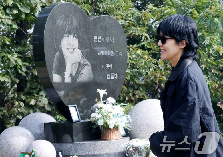 방송인 홍진경이 故 최진실 17주기를 맞아 2일 오전 경기도 양평군 갑산공원묘역을 찾아 고인을 추억하고 있다. 2025.10.2/뉴스1 ⓒ News1 권현진 기자