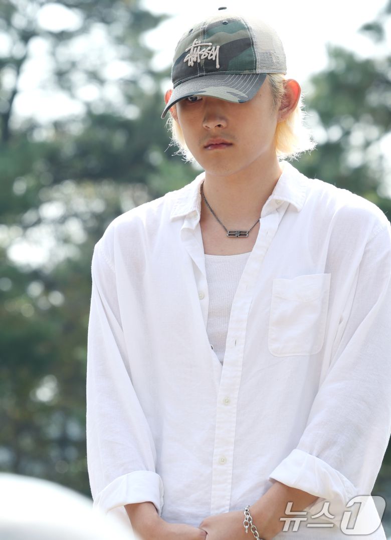 故 최진실의 아들인 가수 최환희(활동명 벤 블리스)가 고인의 17주기인 2일 오전 경기도 양평군 갑산공원묘역을 찾아 생각에 잠겨있다. 2025.10.2/뉴스1 ⓒ News1 권현진 기자