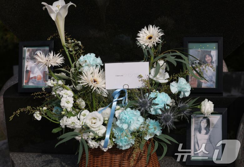 故 최진실 17주기인 2일 경기도 양평군 갑산공원에 마련된 그의 묘역에는 고인의 딸 최준희가 보낸 ‘I LOVE YOU(아이 러브 유)’라는 메시지가 담긴 꽃다발이 놓여있다. 2025.10.2/뉴스1 ⓒ News1 권현진 기자