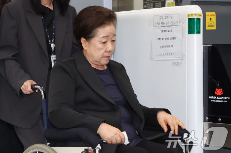 한학자 통일교 총재가 22일 오후 구속 전 피의자심문(영장실질심사)을 마친 뒤 서울 서초구 중앙지방법원을 나서고 있다. 2025.9.22/뉴스1 ⓒ News1 이광호 기자