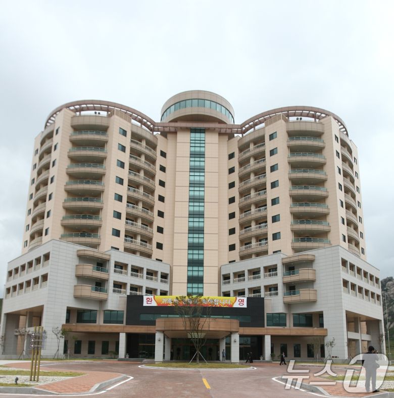 통일부는 지난 2월 북한이 남북 '화해의 상징'으로 금강산 관광지구에 건설했던 이산가족면회소를 철거 중인 것으로 확인했다며 이에 강한 유감을 표명한다고 밝혔다. 사진은 이산가족면회소 외부 전경. (통일부 제공. 재판매 및 DB 금지) 2025.2.13/뉴스1