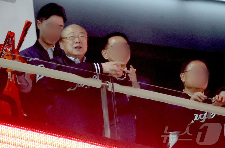 11일 대전 한화생명볼파크에서 열린 '2025 신한 SOL 뱅크 KBO리그' 한화 이글스와 키움 히어로즈의 경기에서 한화 김승연 회장이 경기장을 찾아 직원들과 경기를 관람하고 있다. 2025.4.11/뉴스1 ⓒ News1 김기남 기자